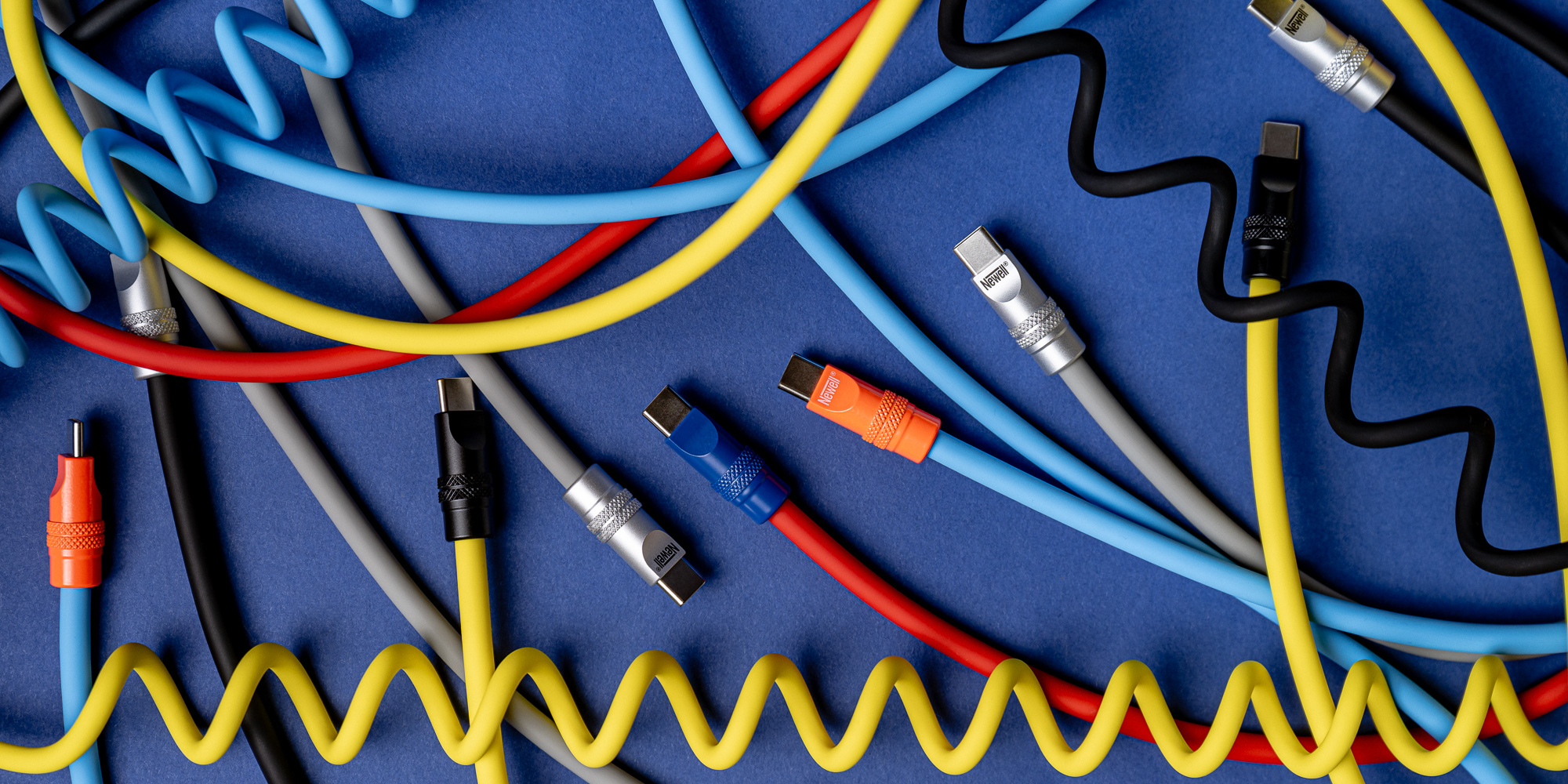 Kabel Newell USB-C - USB-C 100 W, 1,5 m, silikonowy, spiralny, czerwono-granatowy